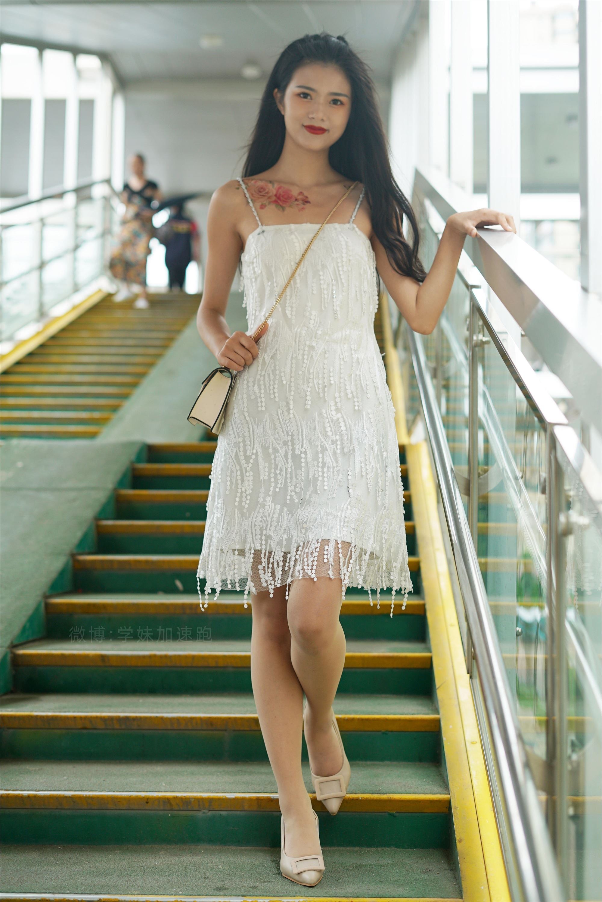 学妹加速跑 XM079《草地上的绿茶jio-鹿酱》